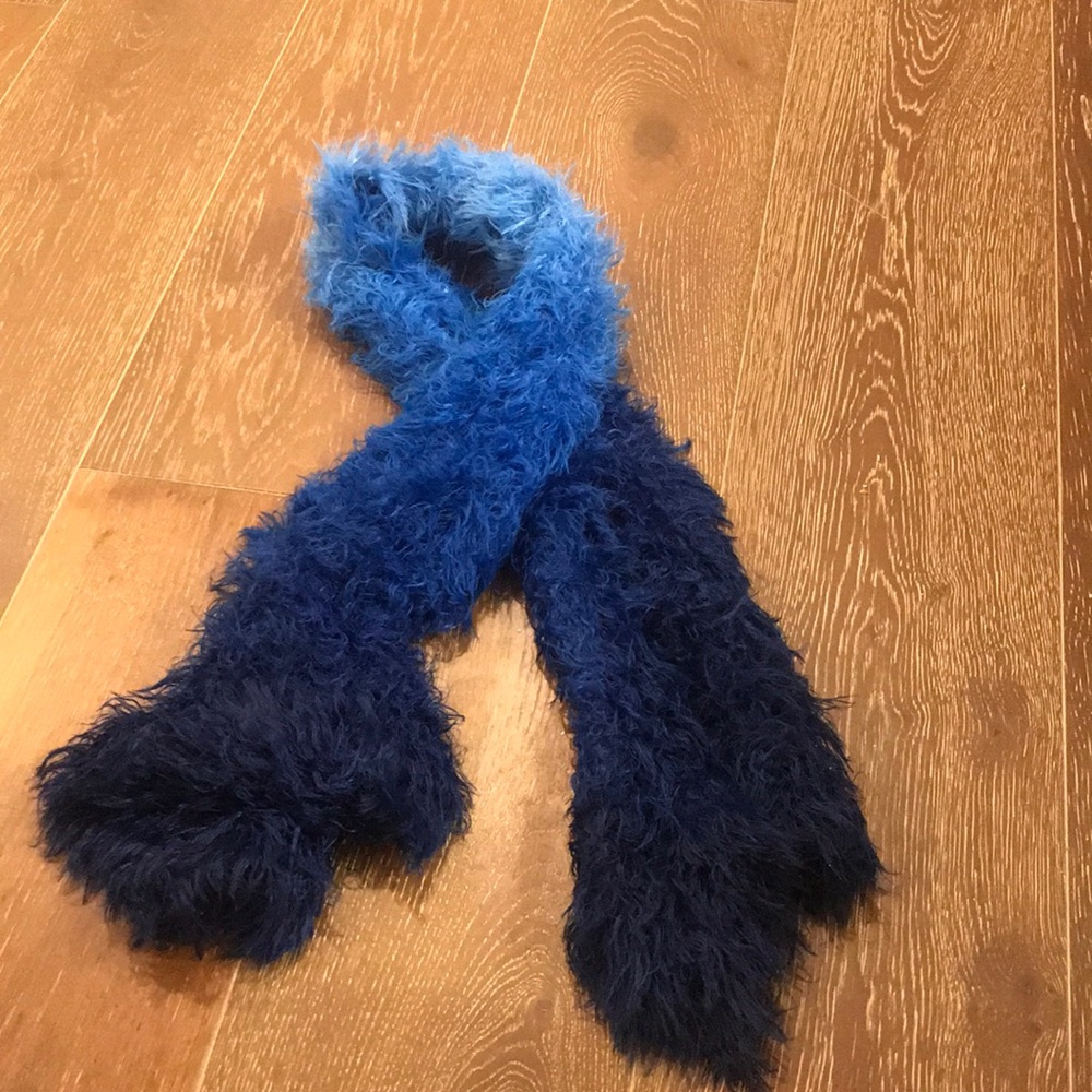 Guess fuzzy blue hombre scarf